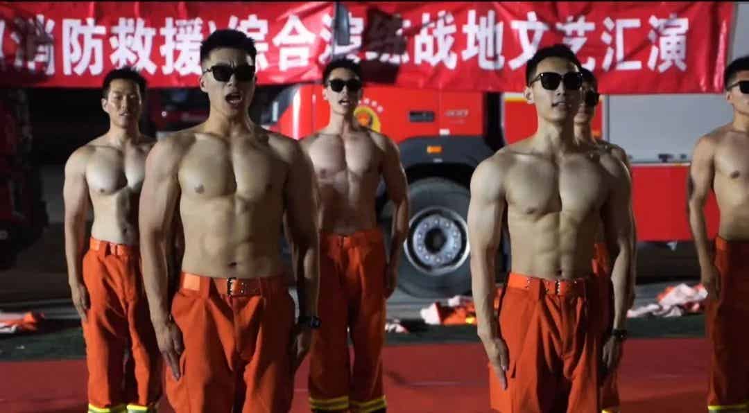 消防员肌肉全体露出，上演硬汉实力