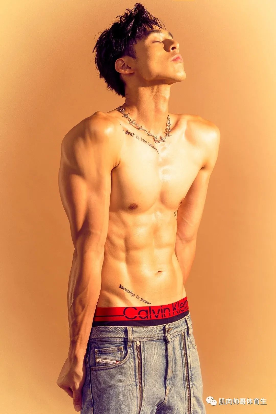 健身男模，巧克力腹肌，精气神十足