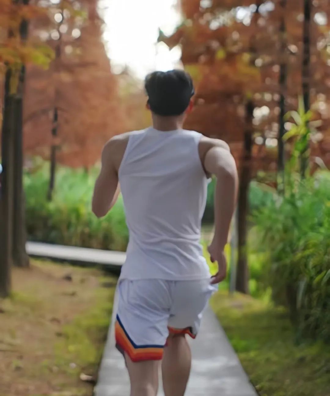 178cm 白袜运动小哥，小树林里荷尔蒙爆发！