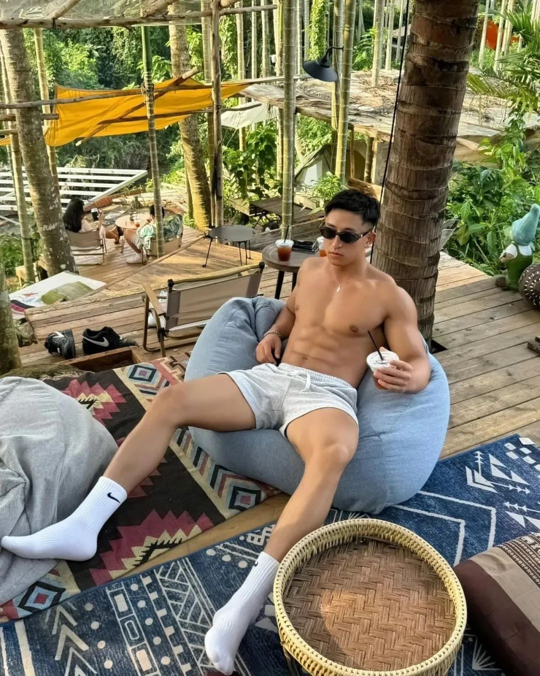 182cm 痞帅白袜黑皮肌肉小哥，冰激凌与你约会 