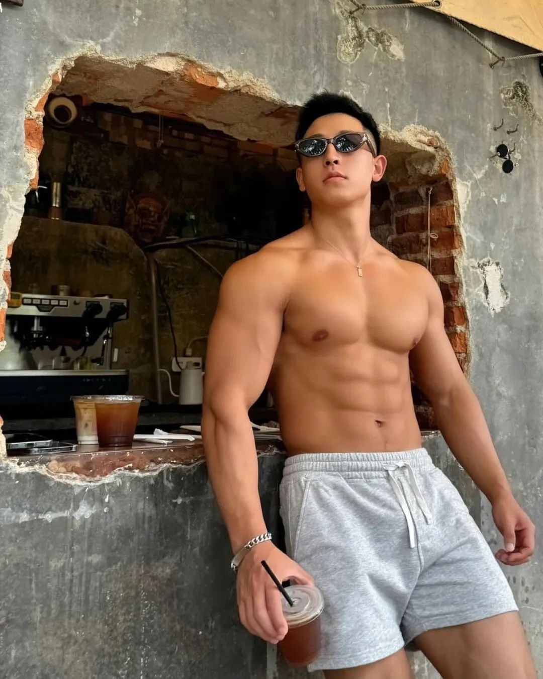 182cm 痞帅白袜黑皮肌肉小哥，冰激凌与你约会 