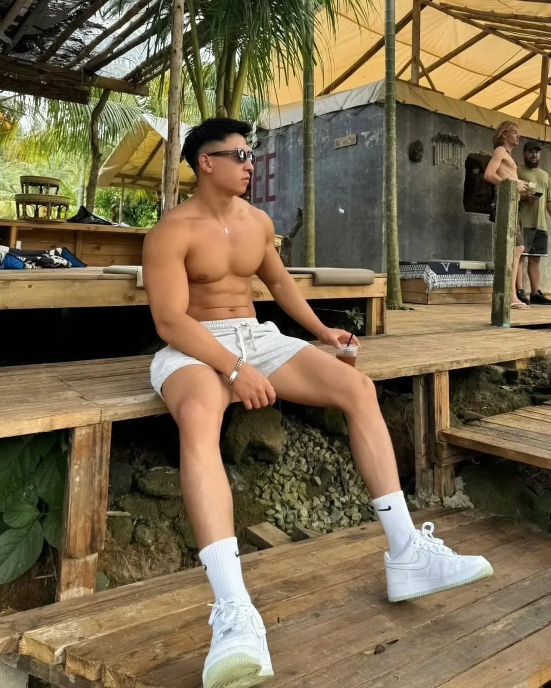 182cm 痞帅白袜黑皮肌肉小哥，冰激凌与你约会 