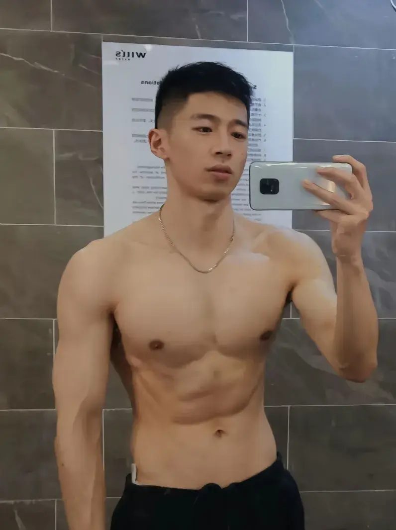  泳池里的 185cm 小哥哥，魅力藏不住啦 