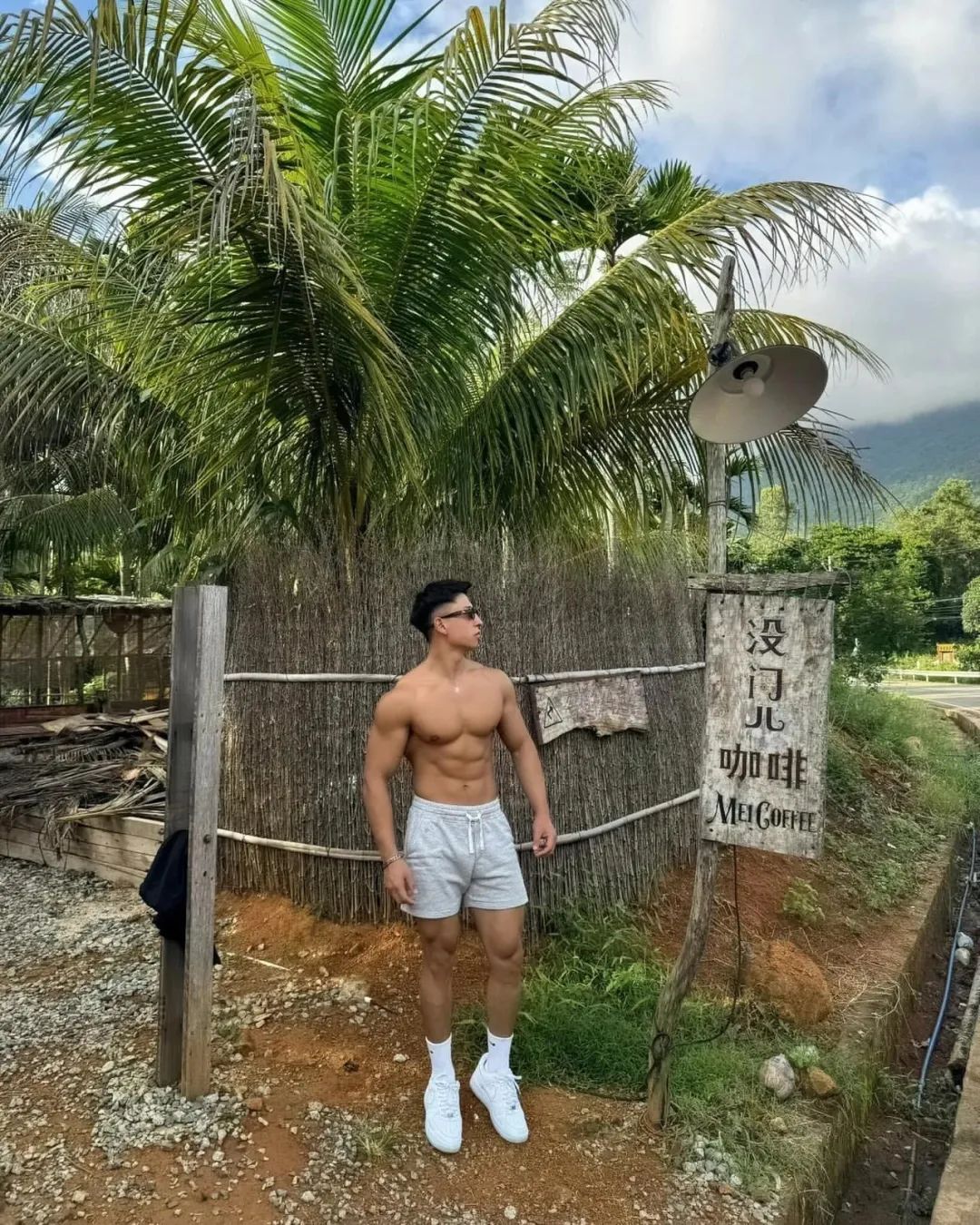 182cm 痞帅白袜黑皮肌肉小哥,冰激凌与你约会 182cm 痞帅白袜黑皮肌肉小哥,冰激凌与你约会