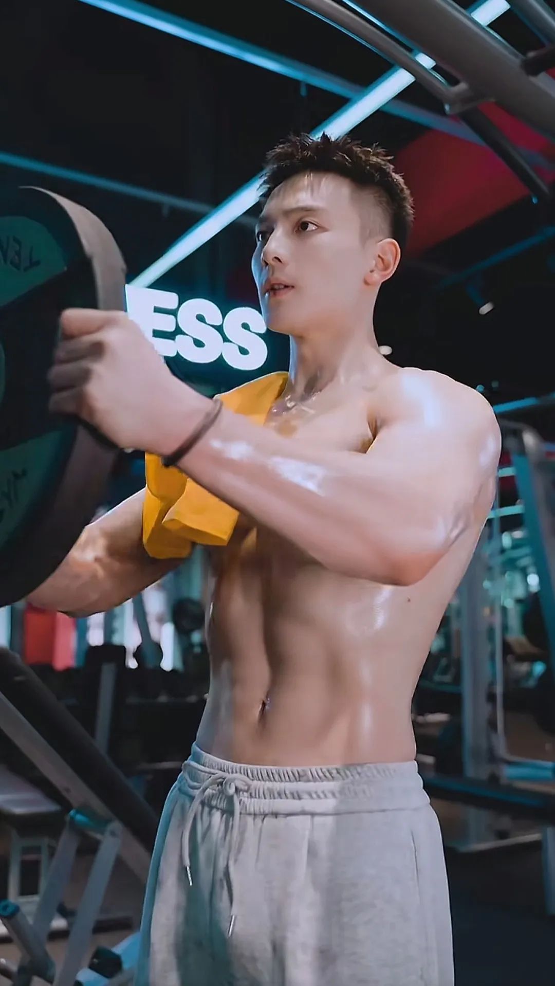 185cm 大尺度小奶狗走红，飙升必吃榜 top3