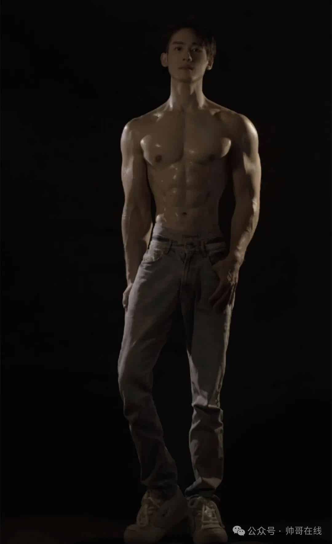 宽肩窄腰肌肉小哥，网友都在馋他的身子!