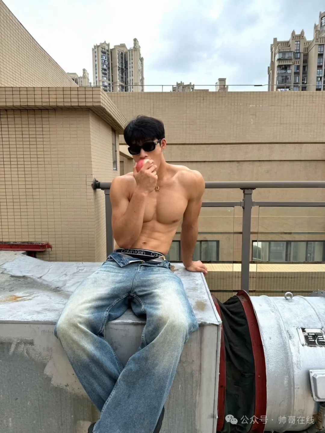 野外大胸肌运动帅哥张力拉满，这样的男人到底是谁在谈啊？