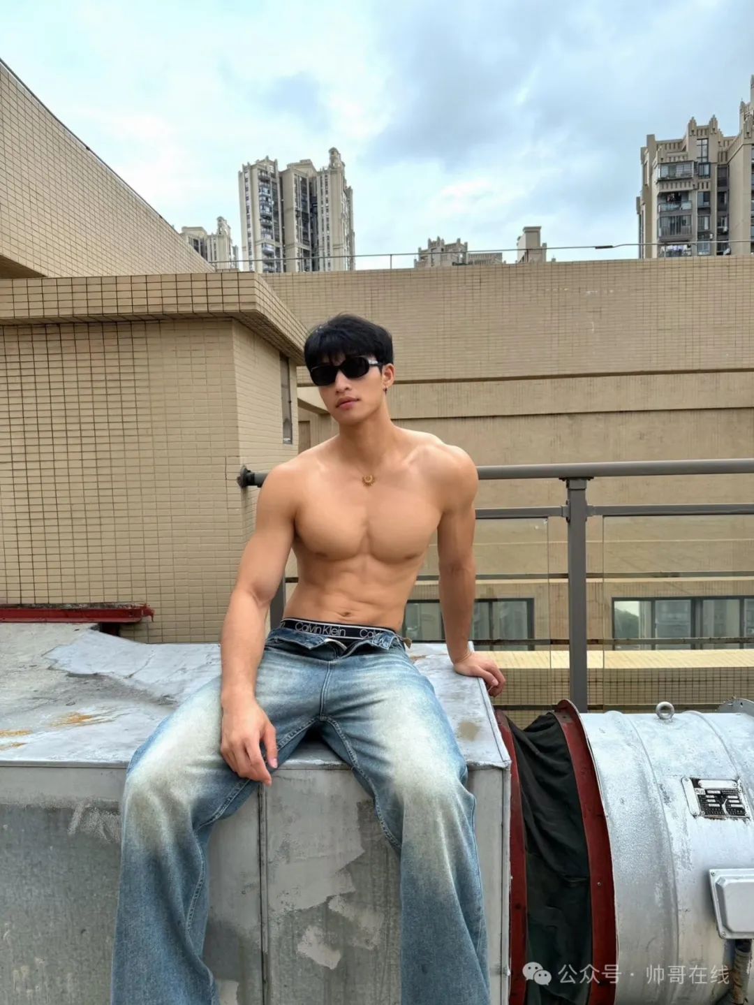 野外大胸肌运动帅哥张力拉满，这样的男人到底是谁在谈啊？