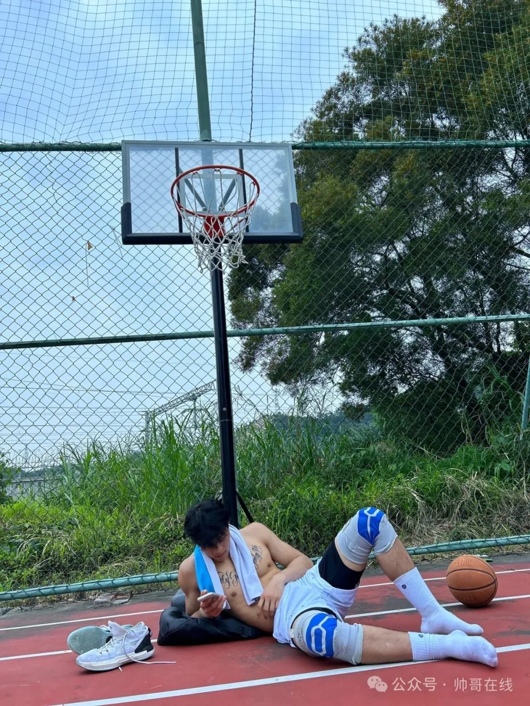 野外大胸肌运动帅哥张力拉满，这样的男人到底是谁在谈啊？