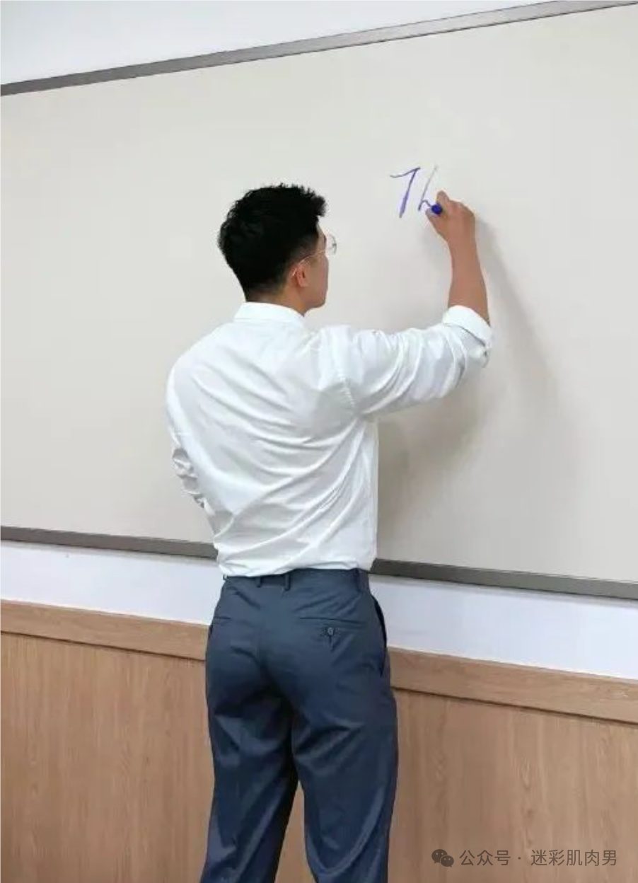  泳池里的 185cm 小哥哥，魅力藏不住啦 
