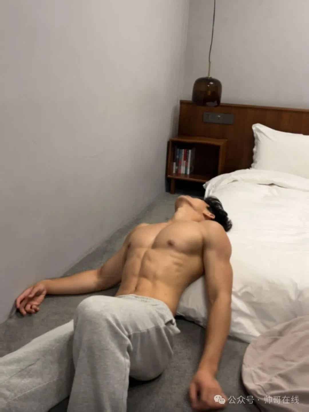 野外大胸肌运动帅哥张力拉满，这样的男人到底是谁在谈啊？