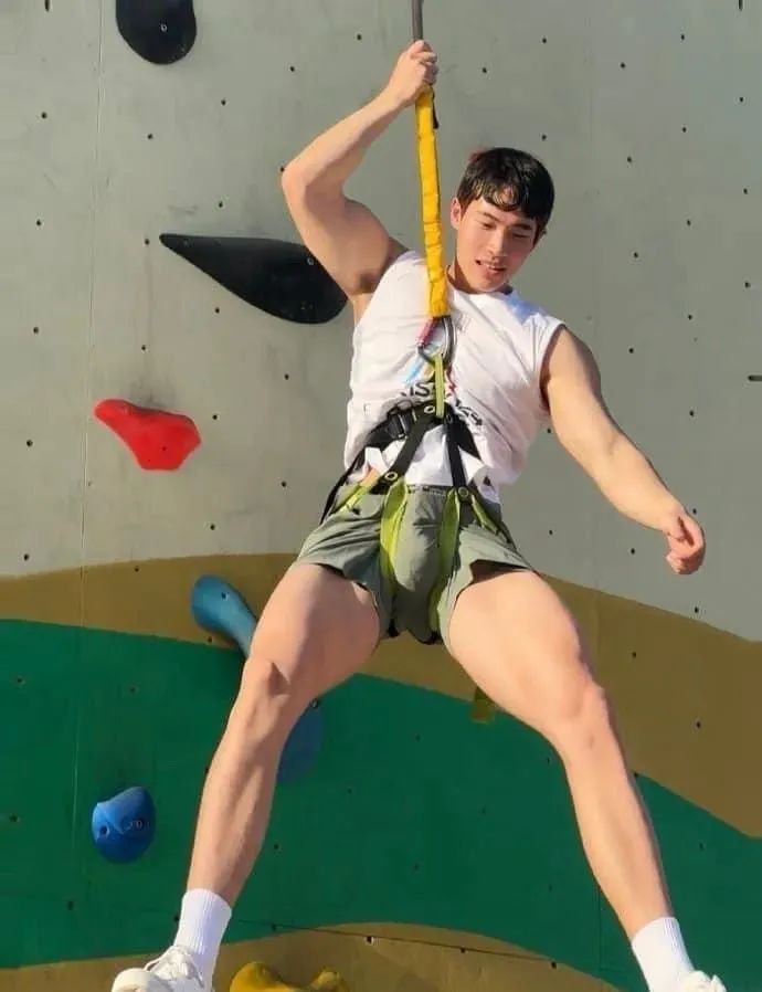 186cm 体育生因攀岩被勒太紧火出圈，住 19 楼？
