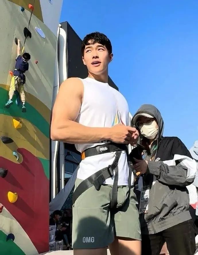 186cm 体育生因攀岩被勒太紧火出圈，住 19 楼？