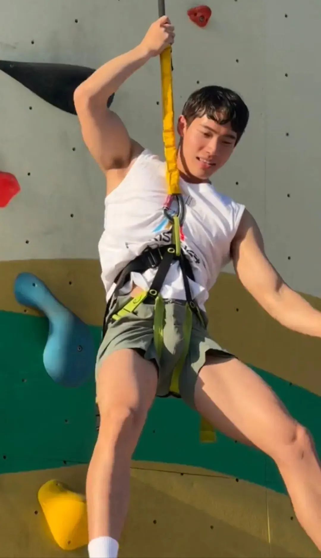 186cm 体育生因攀岩被勒太紧火出圈，住 19 楼？