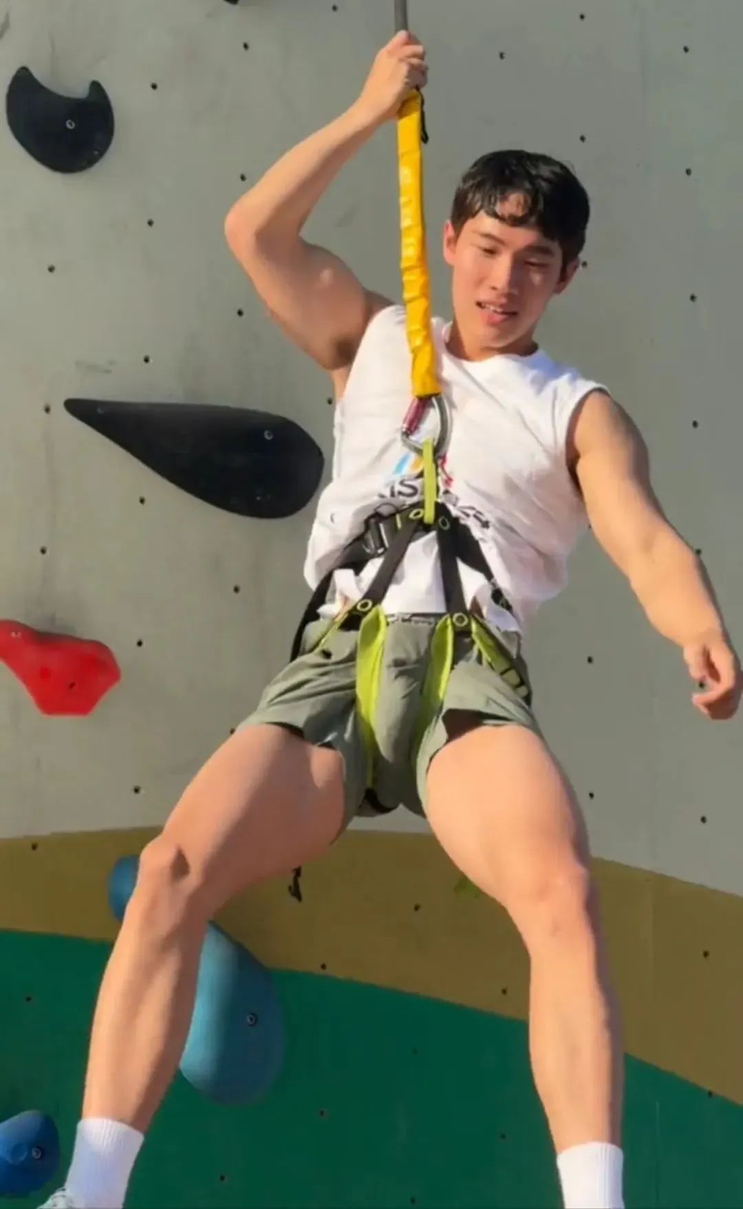 186cm 体育生因攀岩被勒太紧火出圈，住 19 楼？