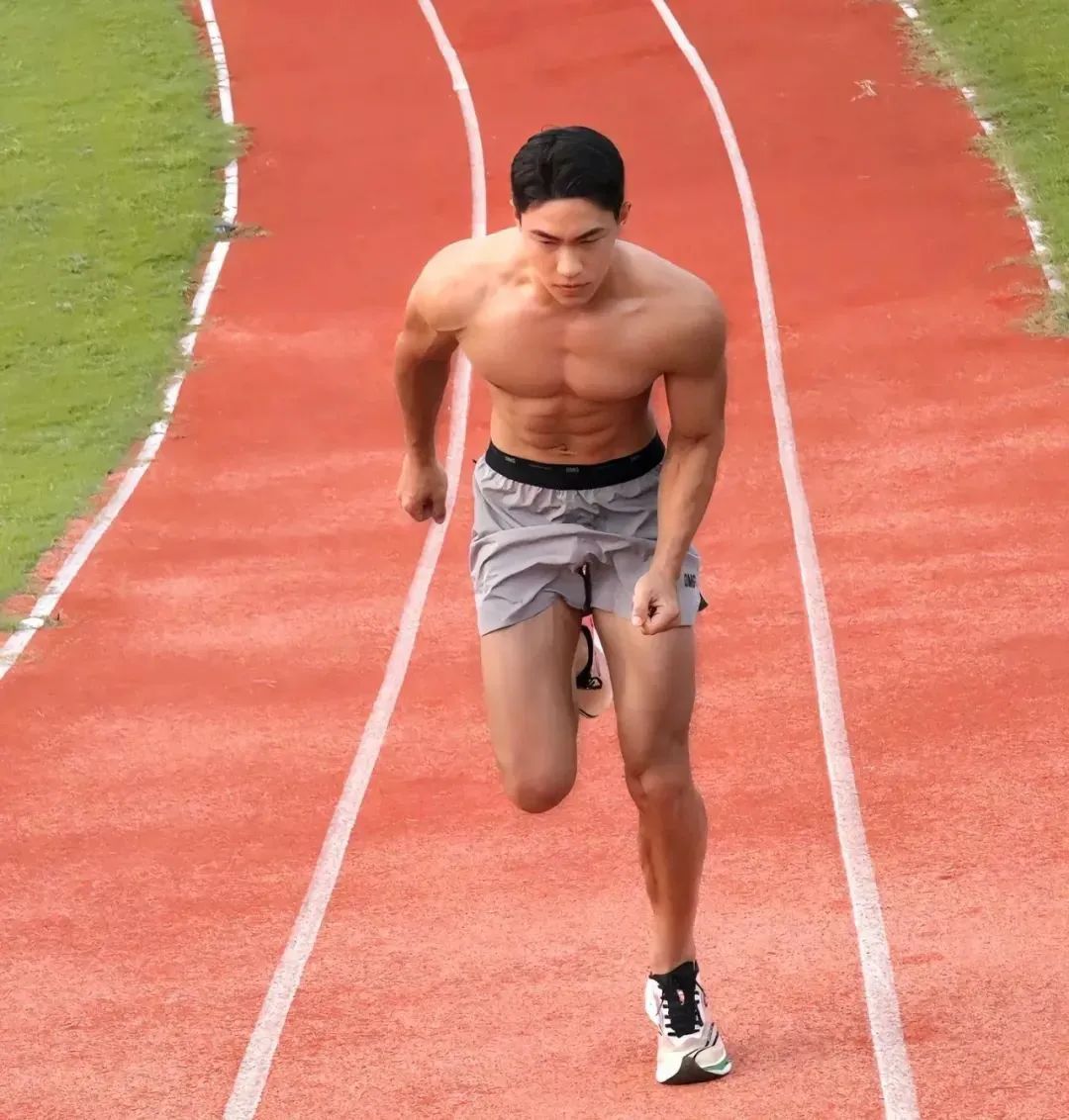 186cm 体育生因攀岩被勒太紧火出圈，住 19 楼？