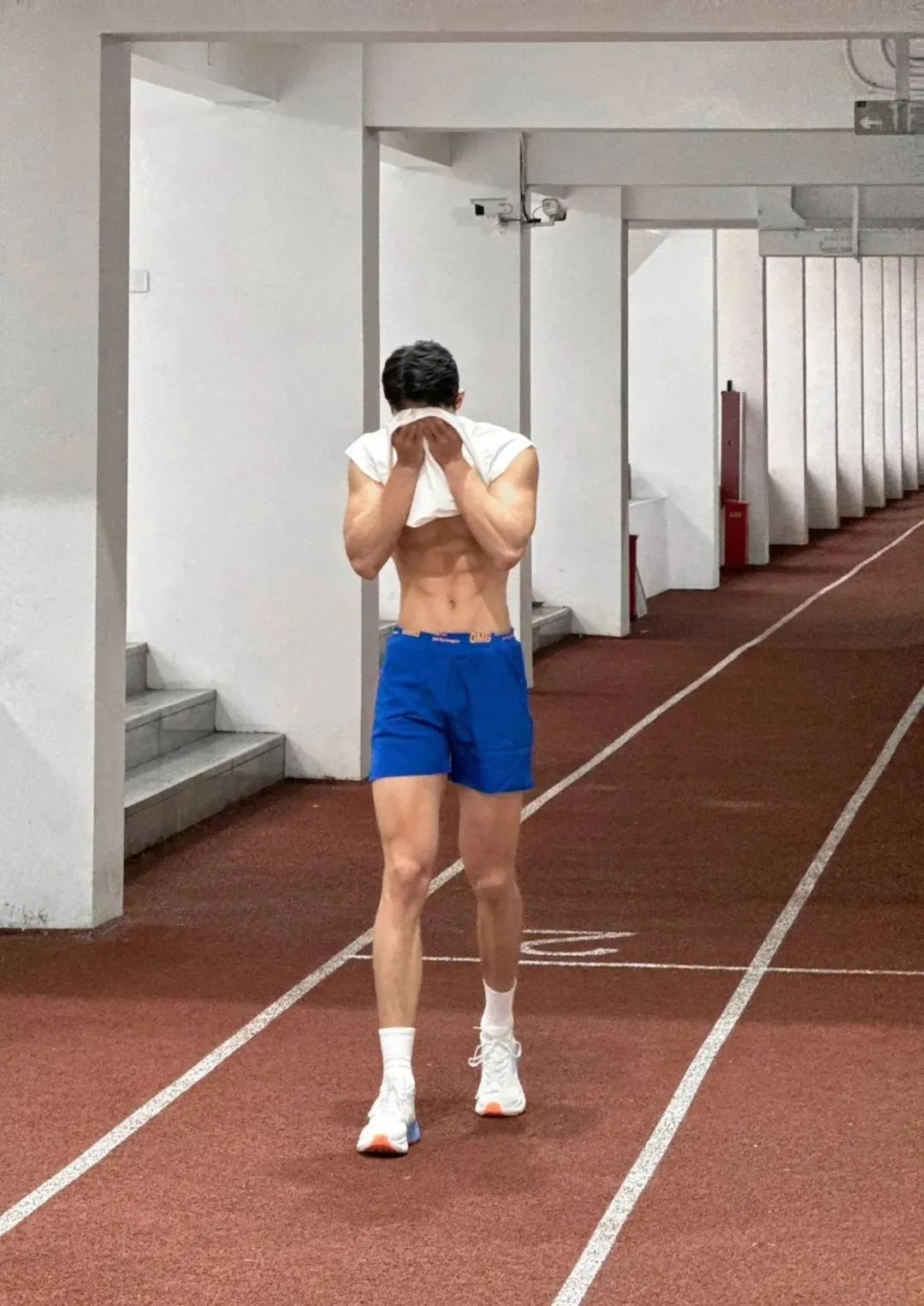 186cm 体育生因攀岩被勒太紧火出圈，住 19 楼？