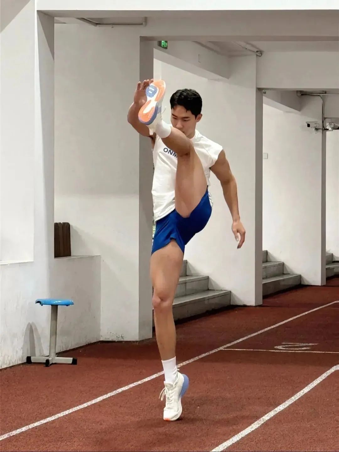 186cm 体育生因攀岩被勒太紧火出圈，住 19 楼？
