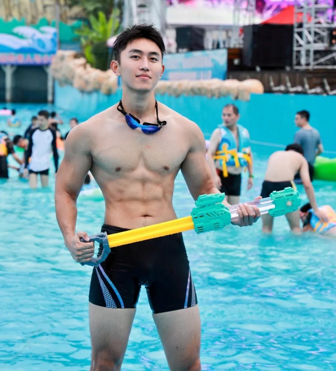 185cm 腹肌篮球大捷豹体育生，热爱酷跑 