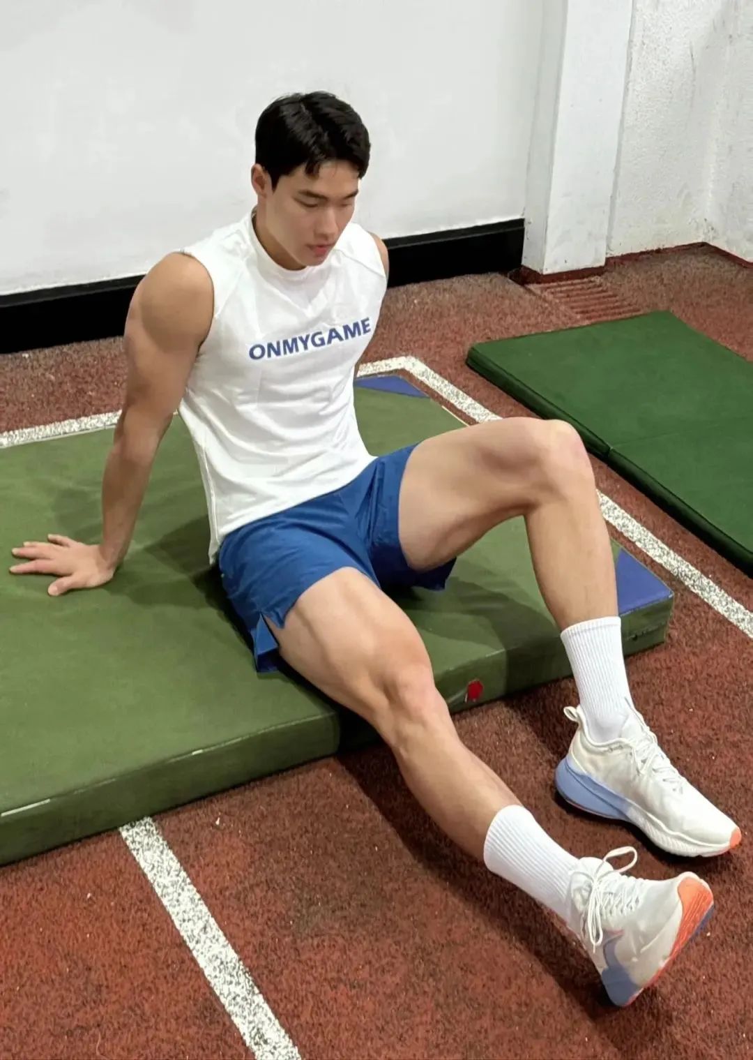 186cm 体育生因攀岩被勒太紧火出圈，住 19 楼？