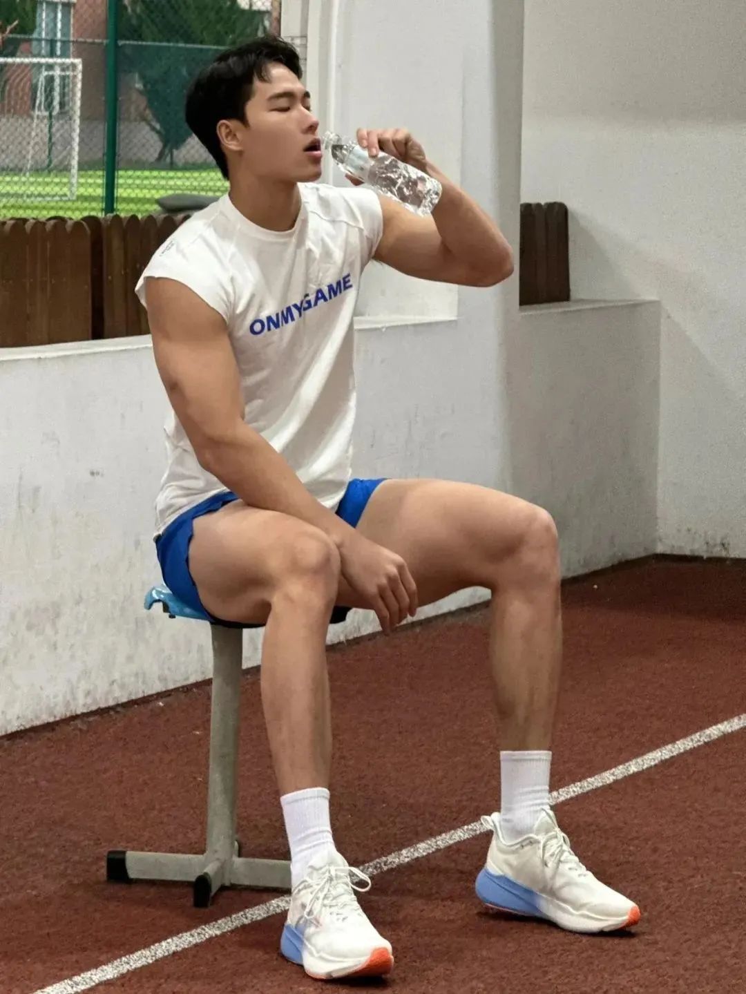 186cm 体育生因攀岩被勒太紧火出圈，住 19 楼？