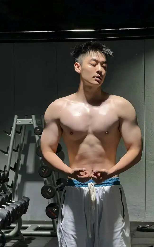 188cm 北方汉子，威猛硬朗，壮硕憨厚！