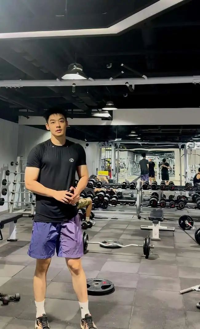 188cm 北方汉子，威猛硬朗，壮硕憨厚！
