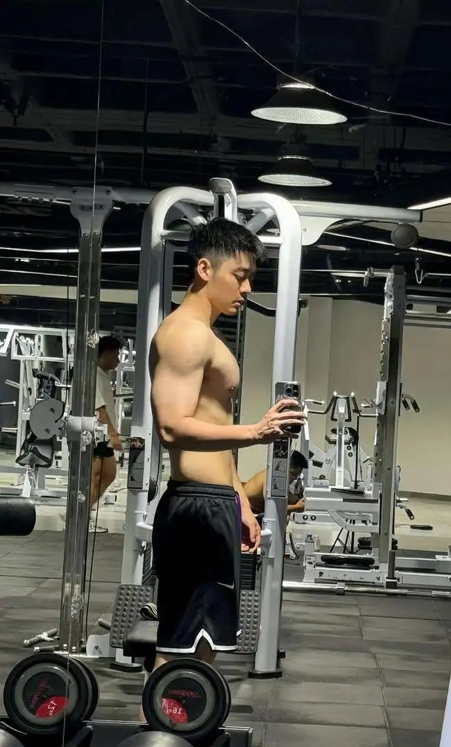 188cm 北方汉子，威猛硬朗，壮硕憨厚！