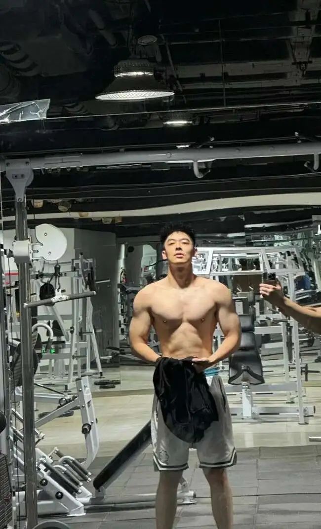188cm 北方汉子，威猛硬朗，壮硕憨厚！
