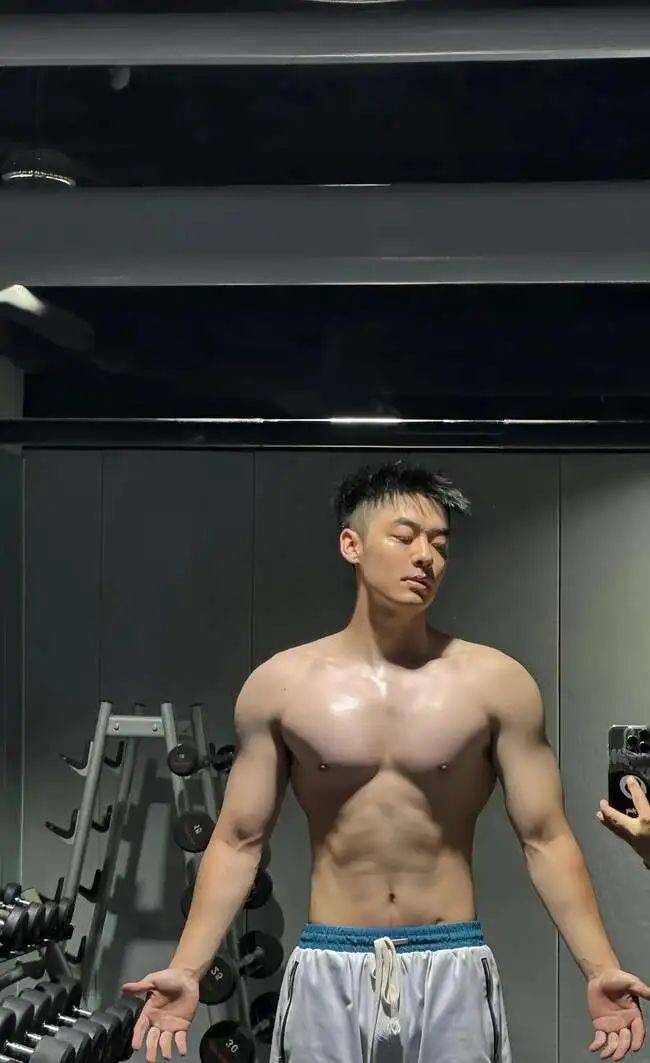 188cm 北方汉子，威猛硬朗，壮硕憨厚！
