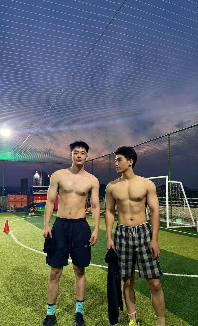 188cm 北方汉子，威猛硬朗，壮硕憨厚！