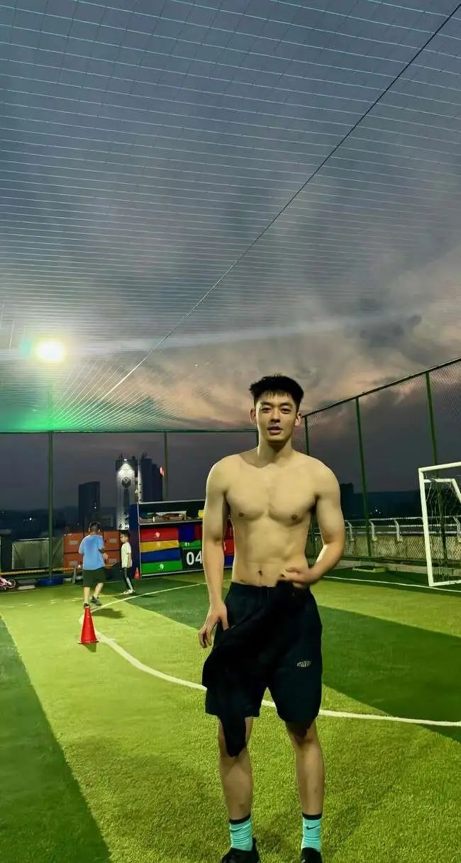 188cm 北方汉子，威猛硬朗，壮硕憨厚！