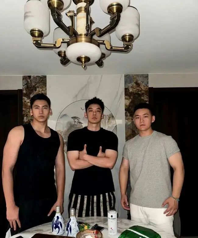 188cm 北方汉子，威猛硬朗，壮硕憨厚！