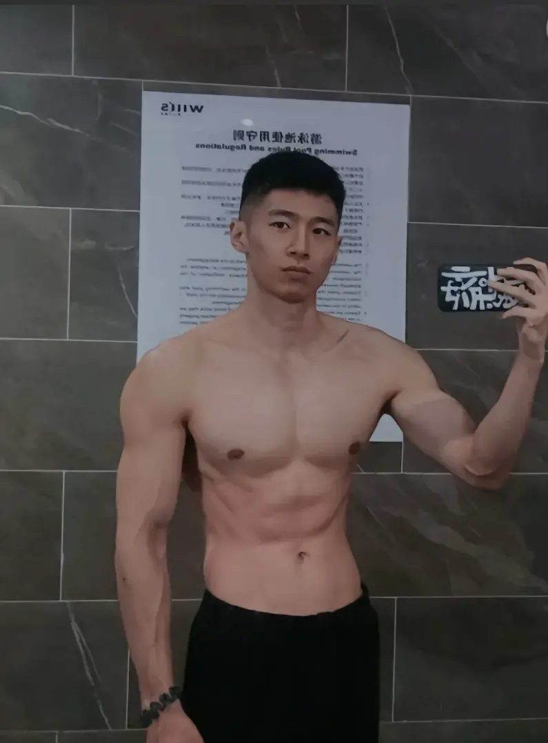  泳池里的 185cm 小哥哥，魅力藏不住啦 