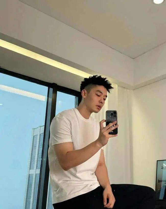 188cm 北方汉子，威猛硬朗，壮硕憨厚！