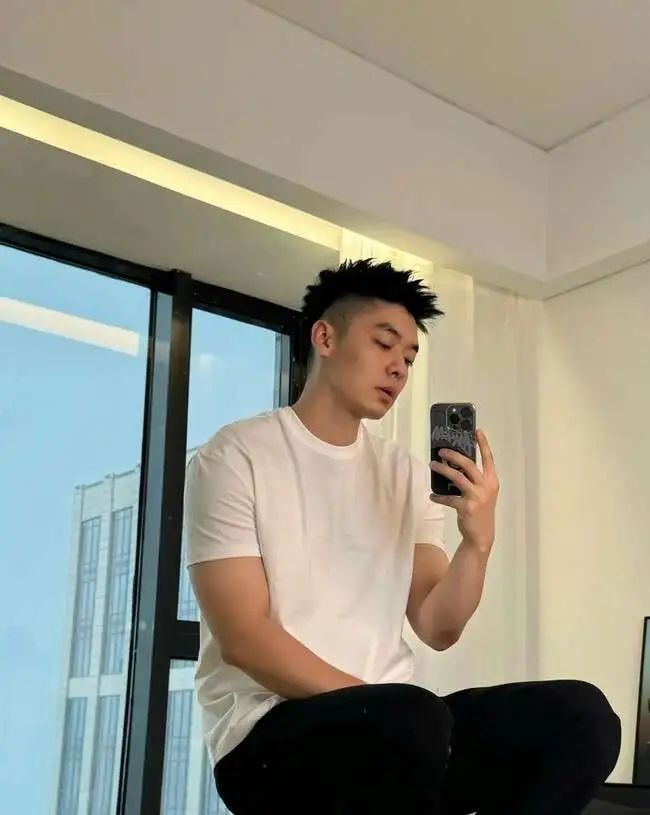 188cm 北方汉子，威猛硬朗，壮硕憨厚！