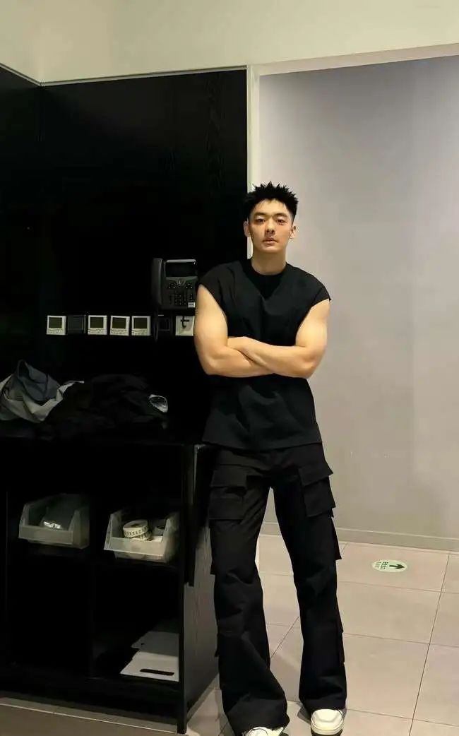 188cm 北方汉子，威猛硬朗，壮硕憨厚！