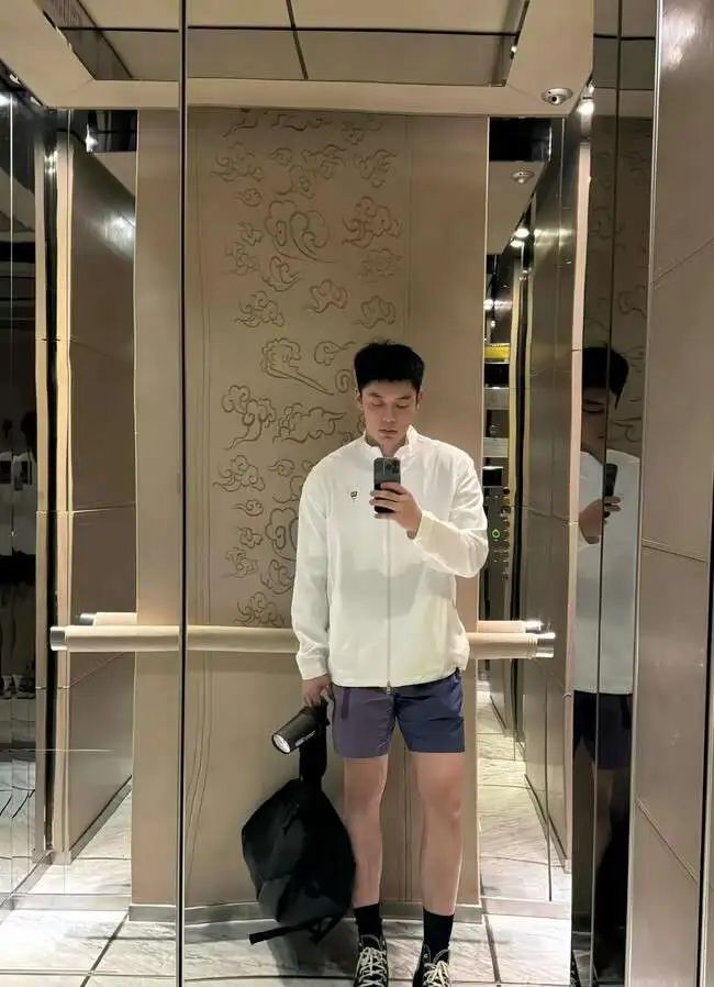 188cm 北方汉子，威猛硬朗，壮硕憨厚！