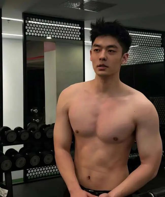188cm 北方汉子，威猛硬朗，壮硕憨厚！