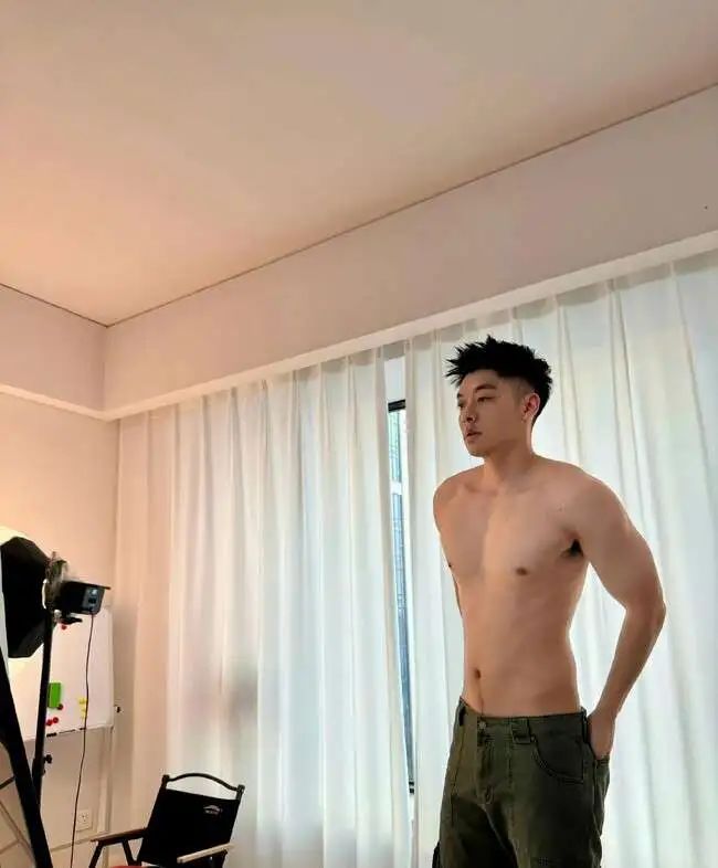 188cm 北方汉子，威猛硬朗，壮硕憨厚！