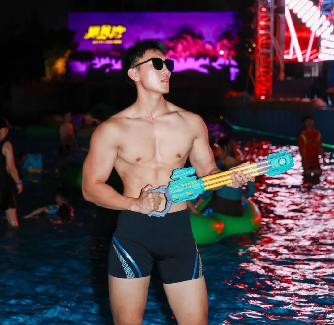 185cm 腹肌篮球大捷豹体育生，热爱酷跑 
