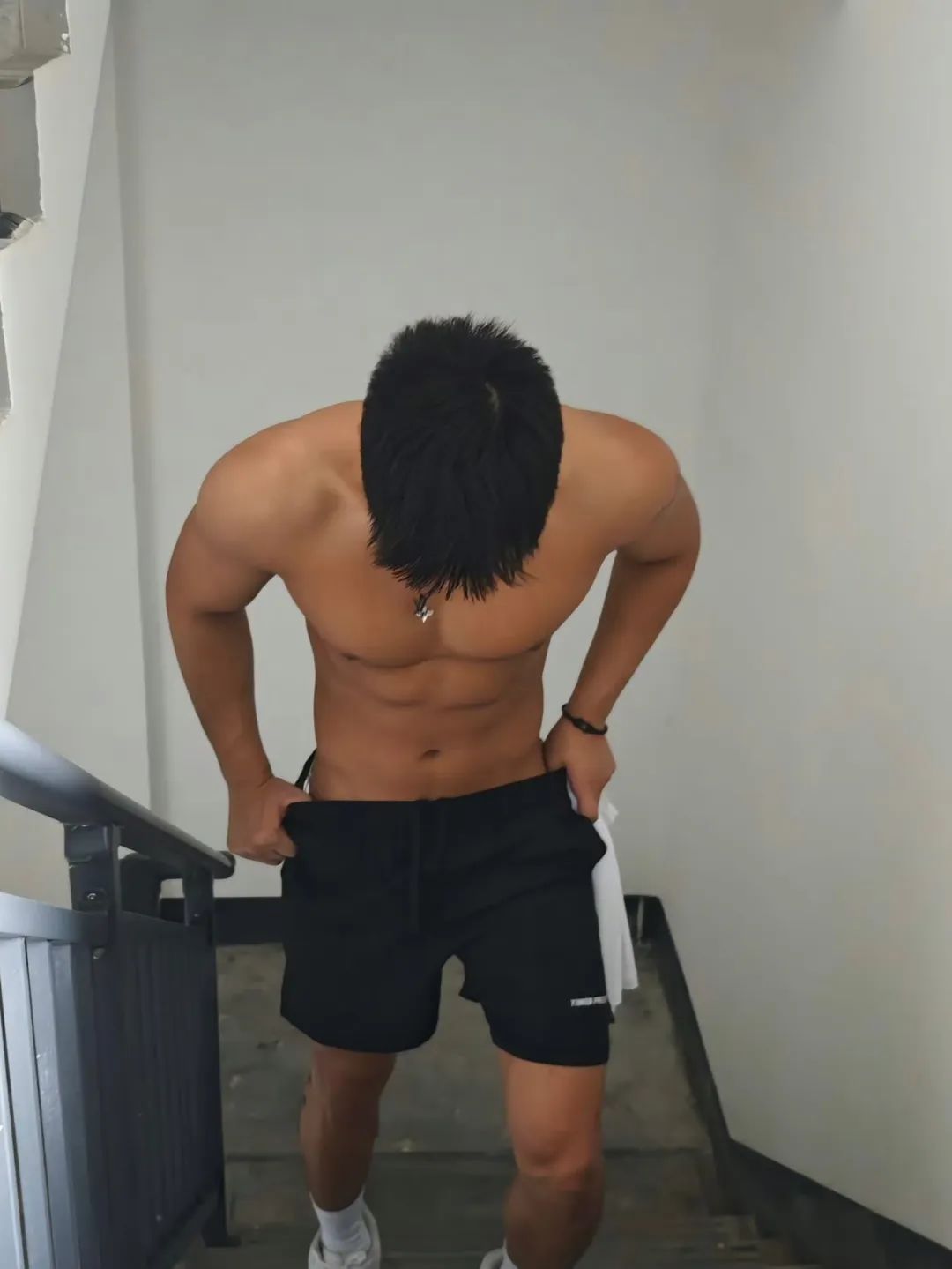 188cm 黑皮肌肉双开门，大筋肉体育生 