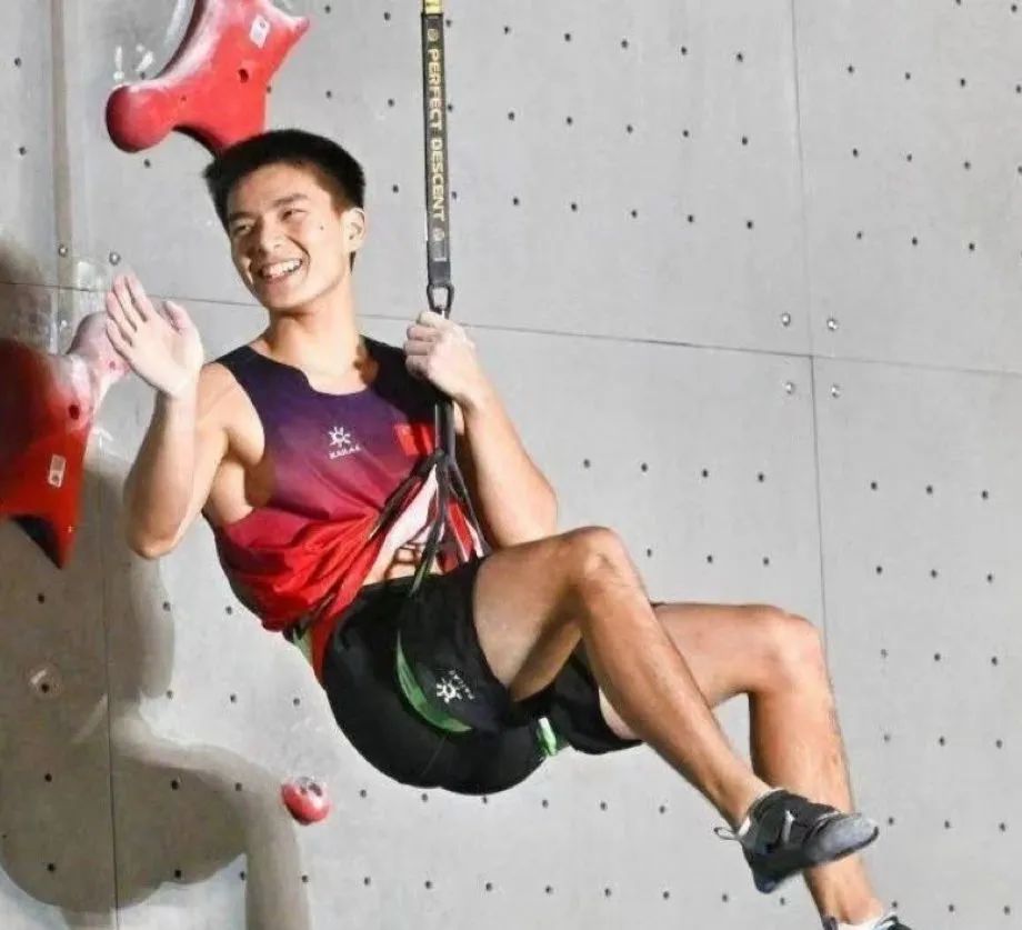  伍鹏攀岩令人心动的少年感，在彩虹圈走红 