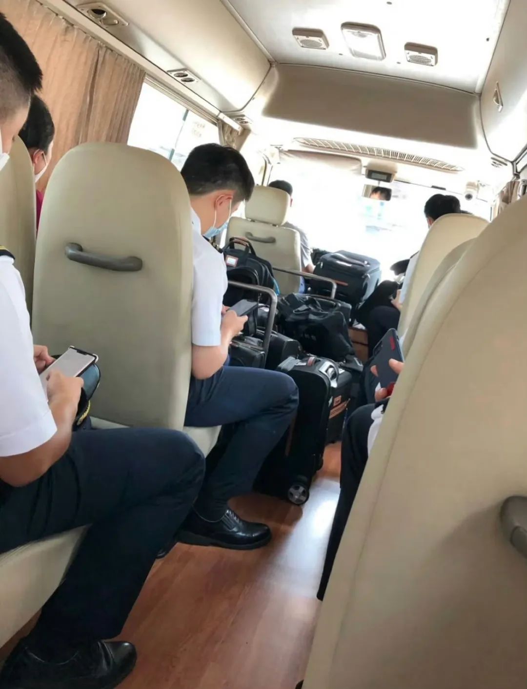 正装制服空少小哥哥翘臀撑爆了,48 码皮鞋很有看头 正装制服空少小哥哥翘臀撑爆了,48 码皮鞋很有看头