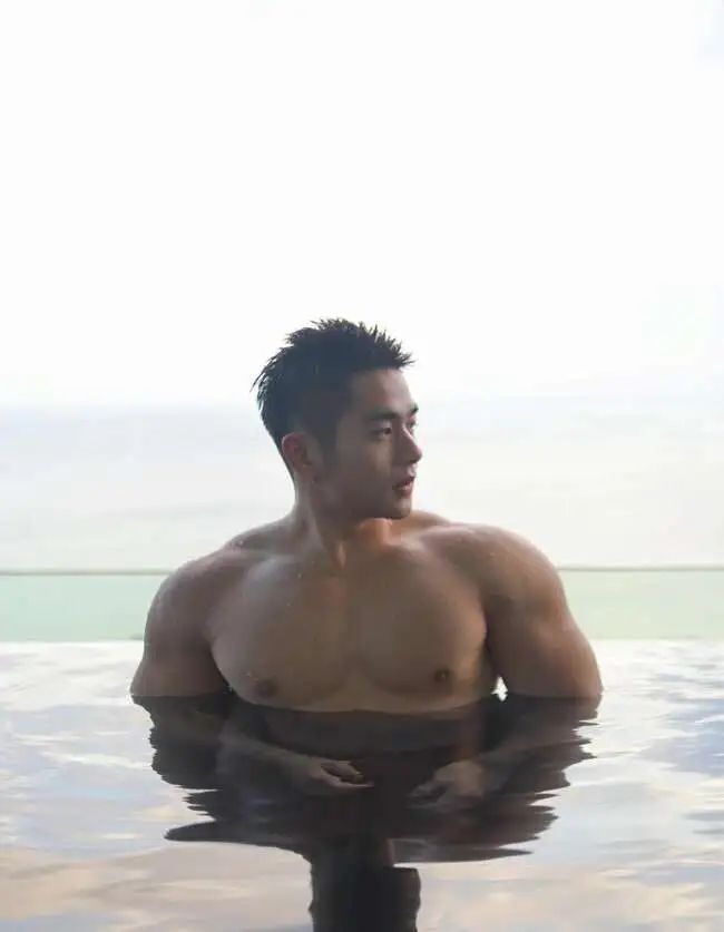  海边冲浪肌肉猛男，大包翘臀湿了很顶 