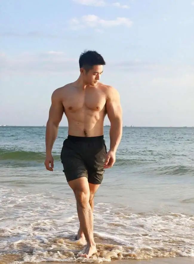 海边冲浪肌肉猛男，大包翘臀湿了很顶 