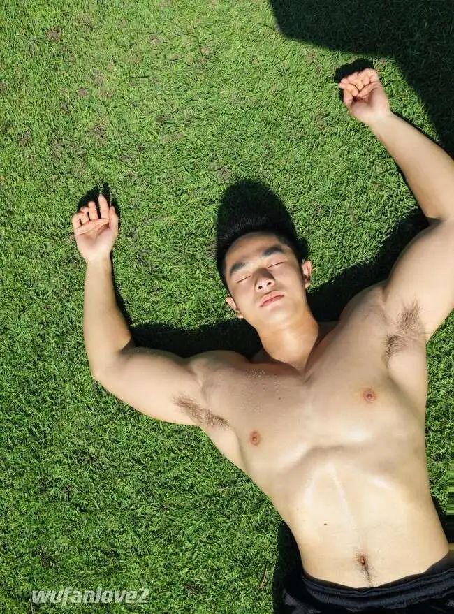  海边冲浪肌肉猛男，大包翘臀湿了很顶 