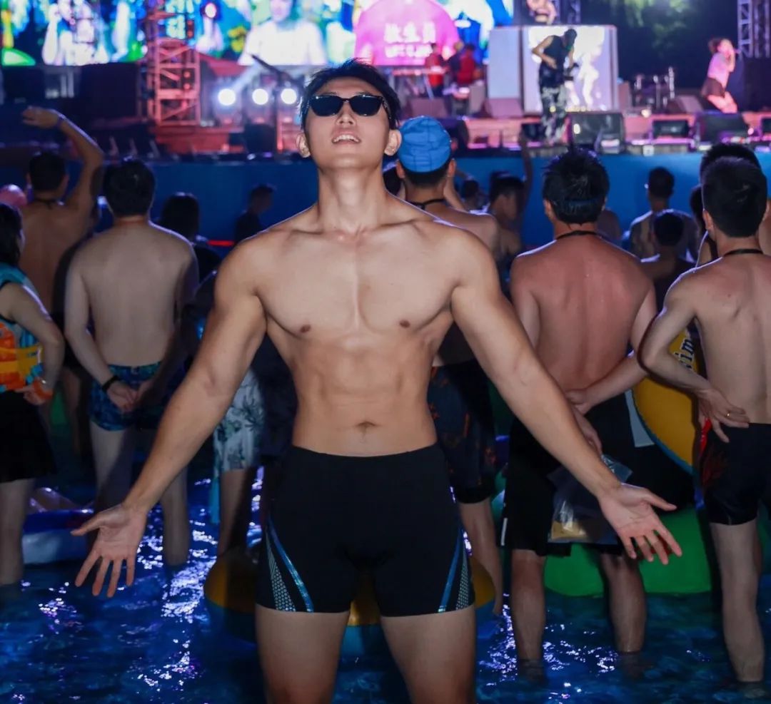 185cm 腹肌篮球大捷豹体育生，热爱酷跑 