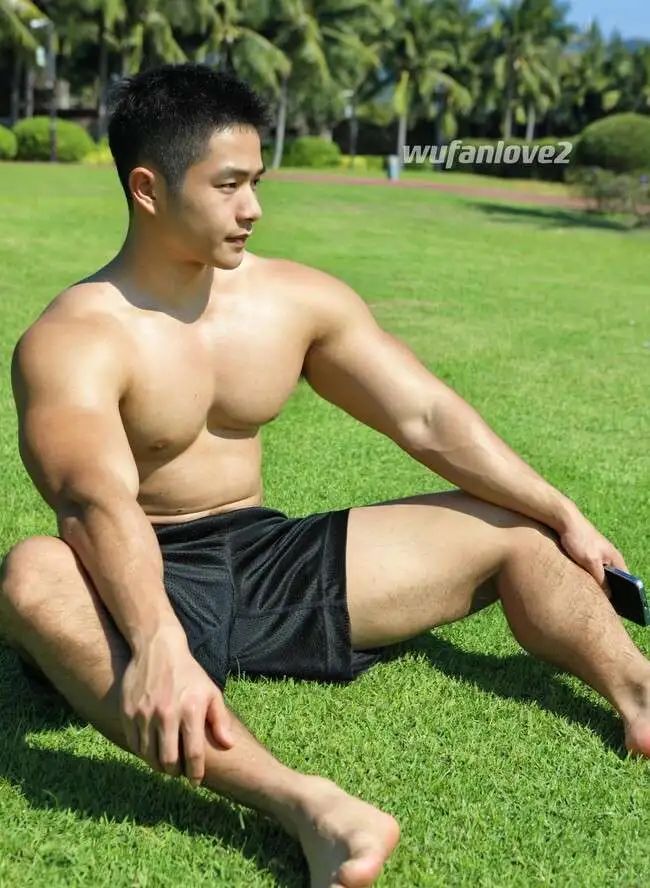  海边冲浪肌肉猛男，大包翘臀湿了很顶 