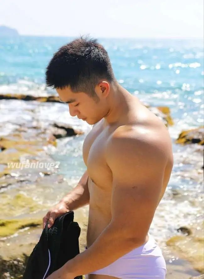  海边冲浪肌肉猛男，大包翘臀湿了很顶 